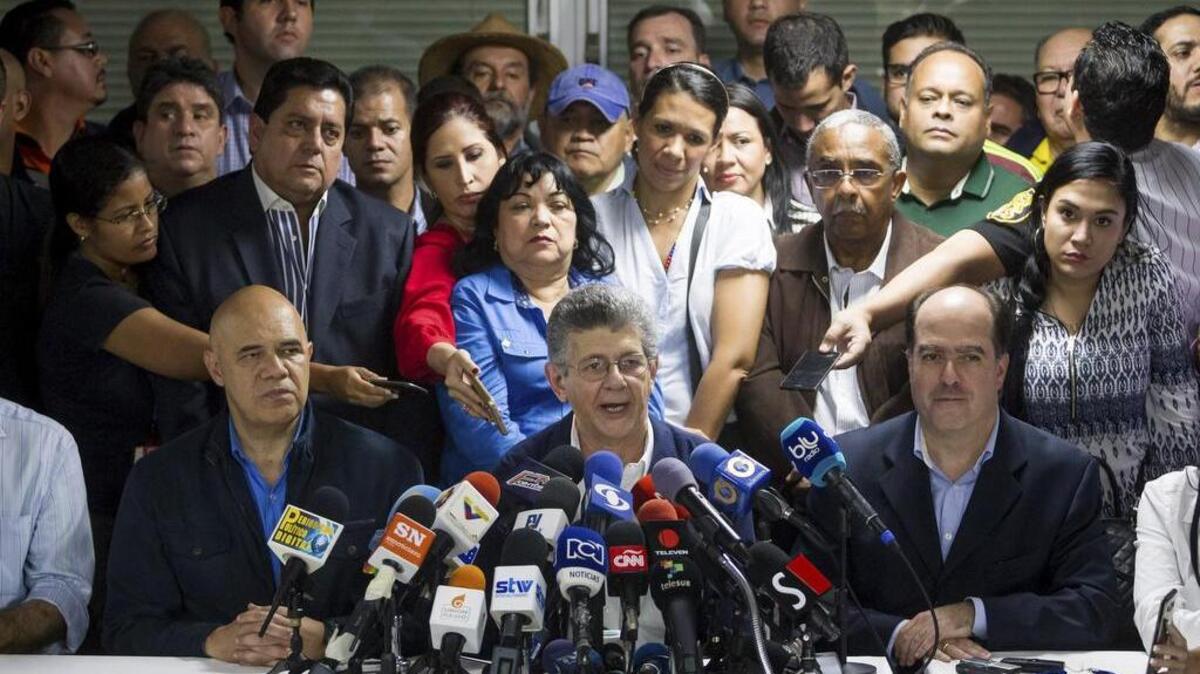 Fotografía de archivo del diputado venezolano Henry Ramos Allup (c), acompañado por el ex secretario general de la Mesa de Unidad Democrática (MUD), Jesús Torrealba (i) el domingo 3 de enero de 2016, en Caracas (Venezuela).