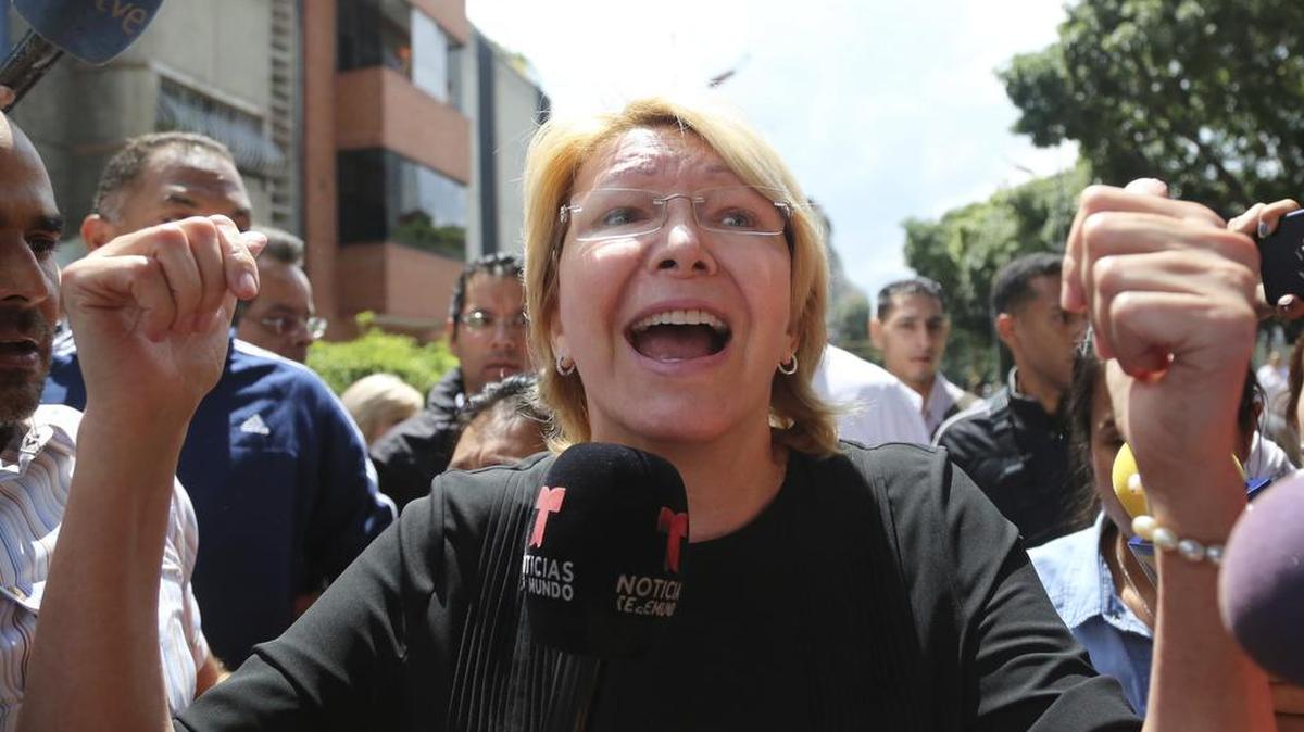 La fiscal general de Venezuela, Luisa Ortega Díaz, habla con los medios de comunicación después que le fue negado el acceso al Ministerio Público, sede de la fiscalía, el sábado en Caracas.