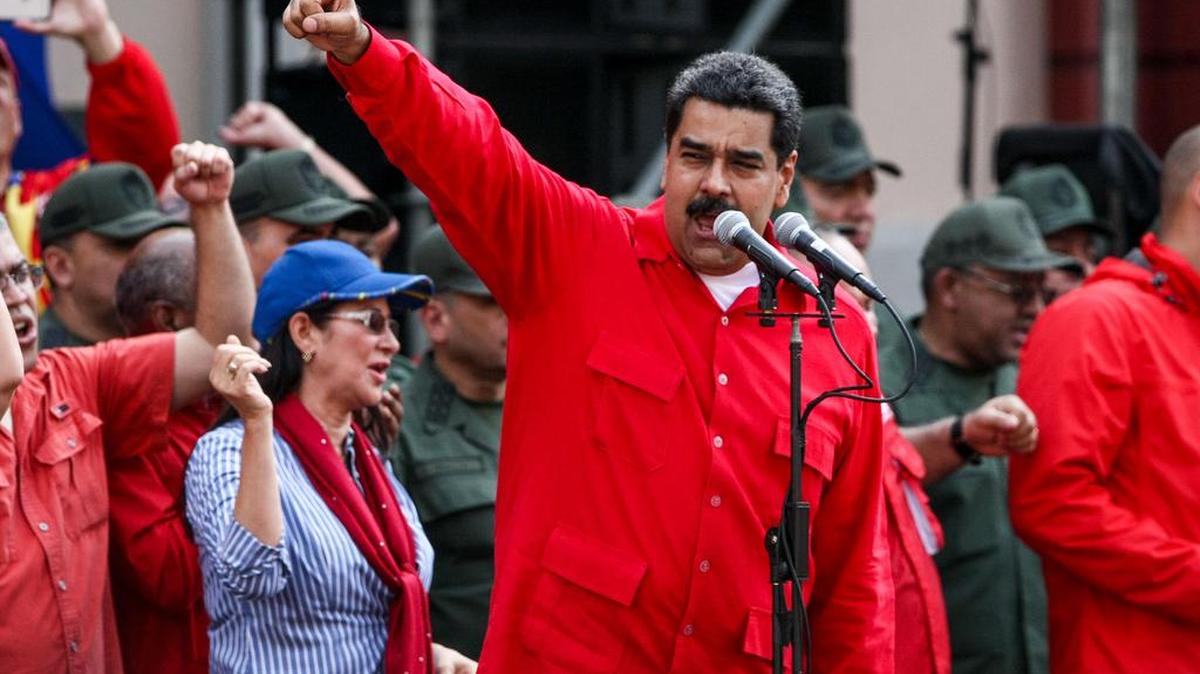 El presidente de Venezuela, Nicolás Maduro (c), habla en una manifestación el martes 25 de octubre de 2016, en Caracas, Venezuela.