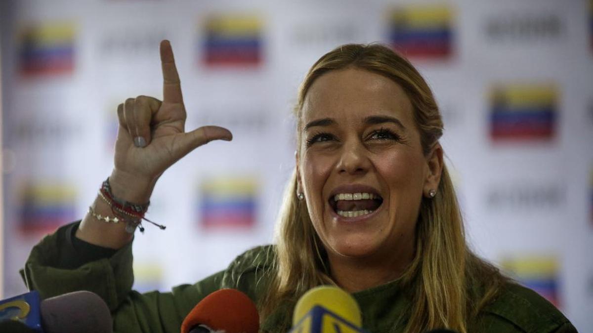 Lilian Tintori (c), esposa del dirigente político preso Leopoldo López, ofrece una rueda de prensa el sábado 2 de septiembre de 2017, en Caracas (Venezuela).