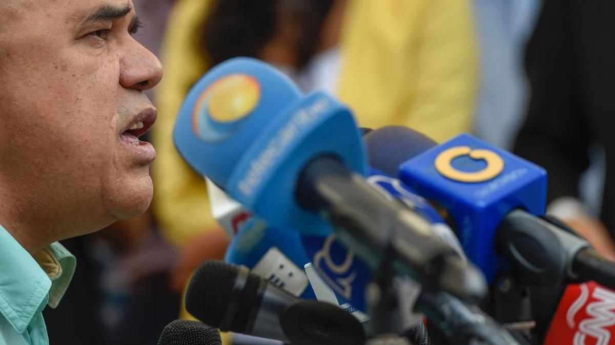 El secretario ejecutivo de la coalición opositora Mesa de la Unidad Democrática (MUD), Jesús Torrealba, habla a periodistas hoy, miércoles 5 de octubre de 2016.