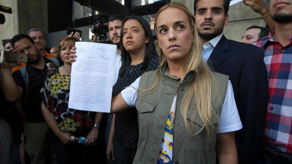 Lilian Tintori, esposa del líder opositor encarcelado Leopoldo López, el lunes 3 de abril, en una protesta en Caracas.