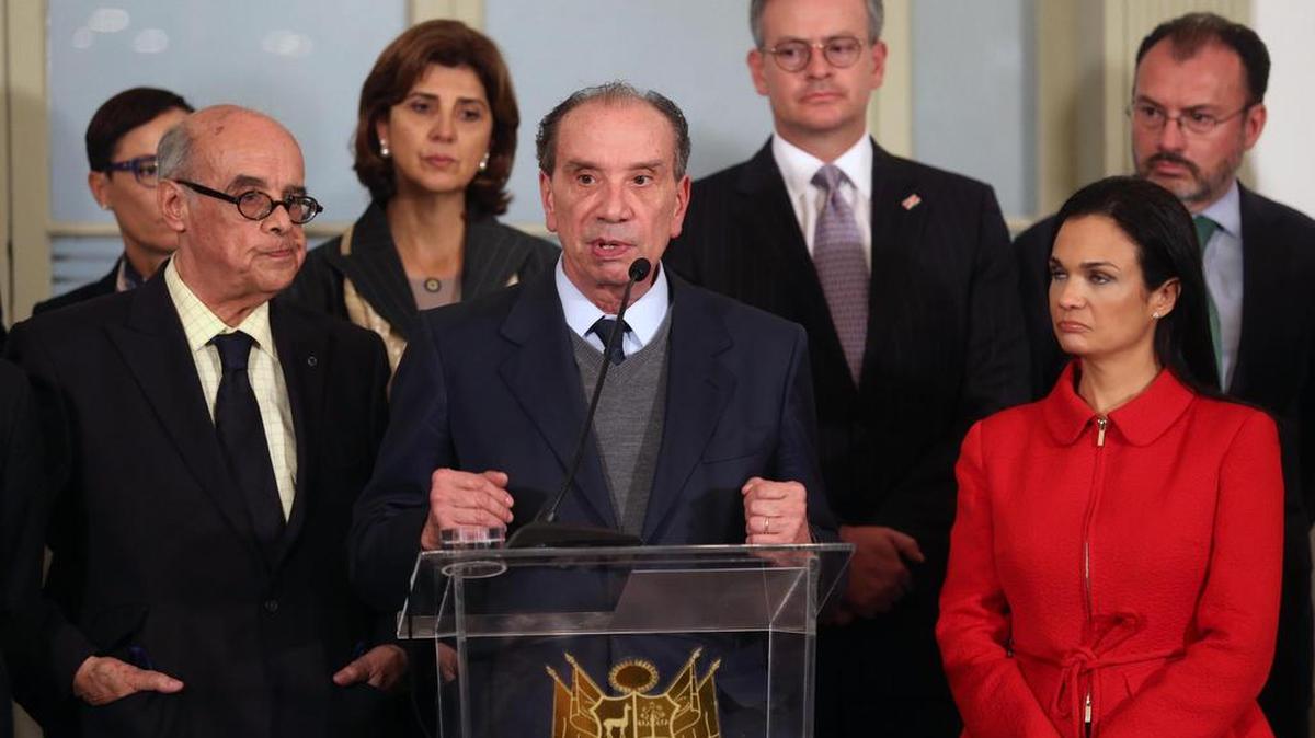 El canciller de Brasil, Aloysio Nunes (c), habla junto a sus homólogos de Perú Ricardo Luna (i), de Colombia María Ángela Holguín (2i), de Panamá Isabel Saint Malo (2d), de Costa Rica Manuel González Sanz (3d), de México Luis Videgaray (d) luego de una reunión entre cancilleres y ministros de relaciones exteriores de 17 países de América y el Caribe el martes 8 de agosto del 2017, en el Palacio de Torre Tagle, en el centro histórico de Lima, Perú.
