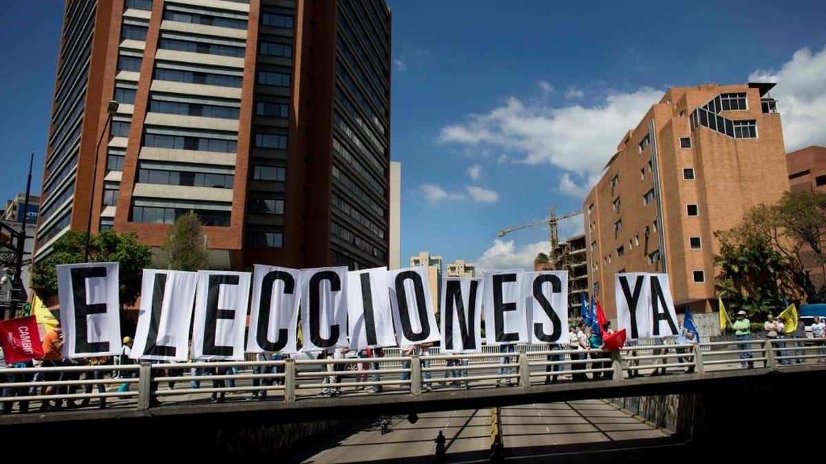 Un grupo de personas forman la frase “Elecciones Ya” en la Ave. Libertador en Caracas. Los comicios de gobernadores y alcaldes no se han realizado.