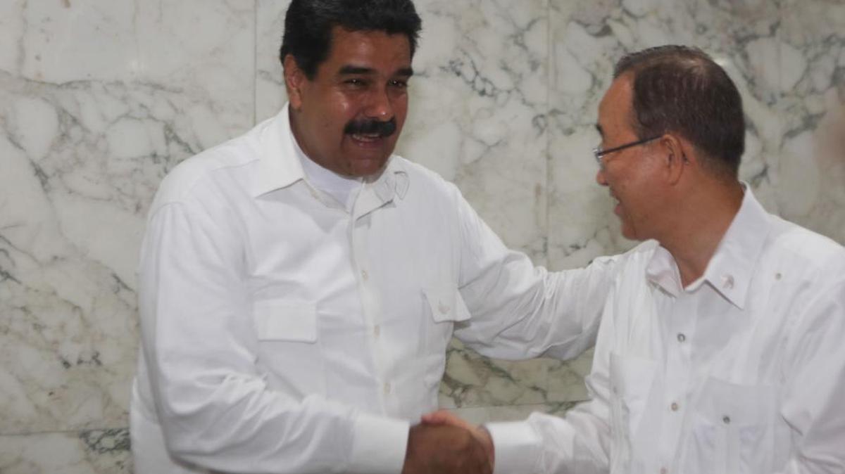Fotografía cedida por el Palacio de Miraflores donde se observa al presidente de Venezuela, Nicolás Maduro (i), hablando con el secretario general de la ONU, Ban Ki-moo (d), el lunes 26 de septiembre de 2016, en Cartagena (Colombia).