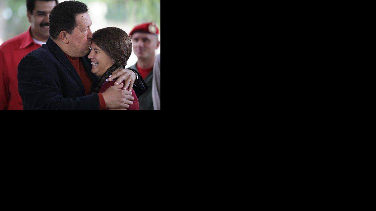 Hugo Chávez junto a si hija Rosinés Chávez en una conferencia de prensa en Caracas, Venezuela, el 5 de septiembre de 2012.