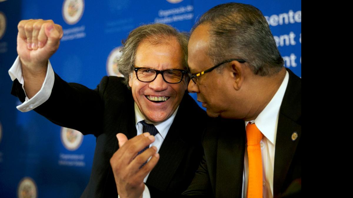 
El secretario general de la Organización de Estados Americanos (OEA), Luis Almagro (izq.), con el subsecretario de ese ennte, Albert Ramdin, hablan el lunes en la Asamblea General, en Washington. 
