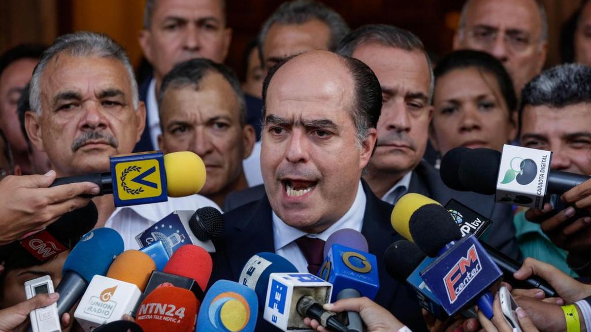 El presidente de la Asamblea Nacional, el diputado Julio Borges (c), ofrece declaraciones a la prensa el miércoles 5 de julio de 2017, en Caracas (Venezuela).