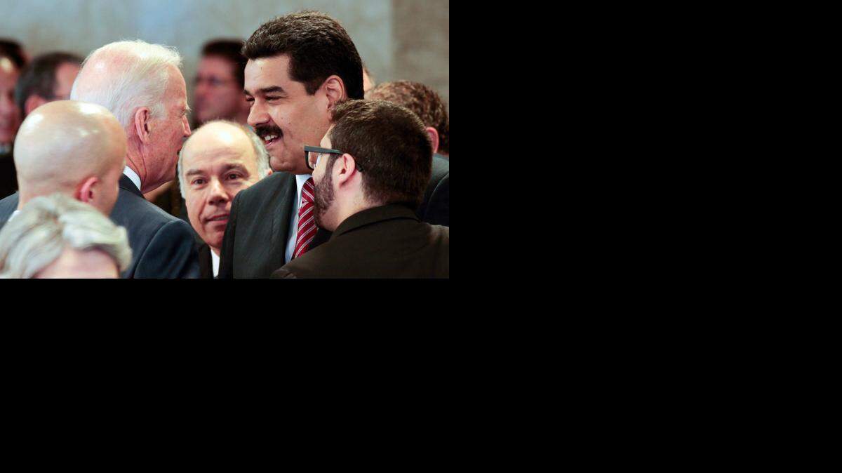
El vicepresidente de EEUU, Joe Biden (izq.) y el presidente de Venezuela, Nicolás Maduro, hablan por unos minutos durante el acto de juramentación de Dilma Rousseff como presidenta de Brasil, en Brasilia. 
