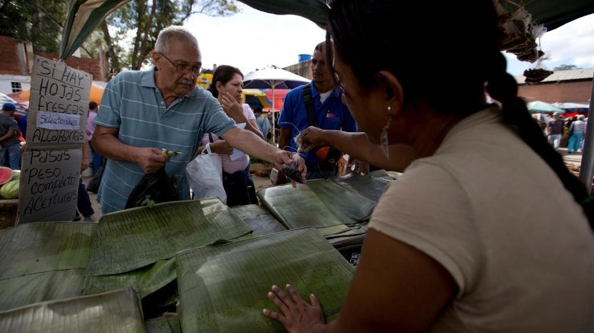 Un hombre compra algunas provisiones en un mercado de Caracas el 22 de diciembre del 2017.