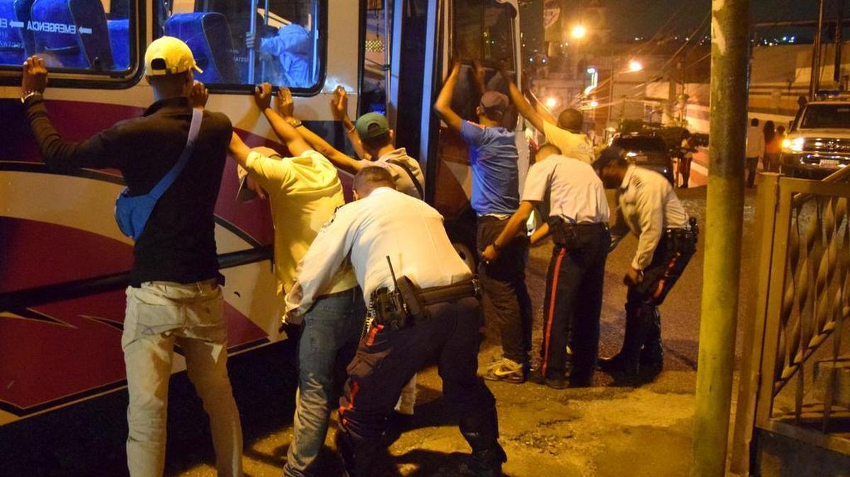 La policía en el área de Caracas hace un registro en la calle en busca de pandilleros a mediados de noviembre.