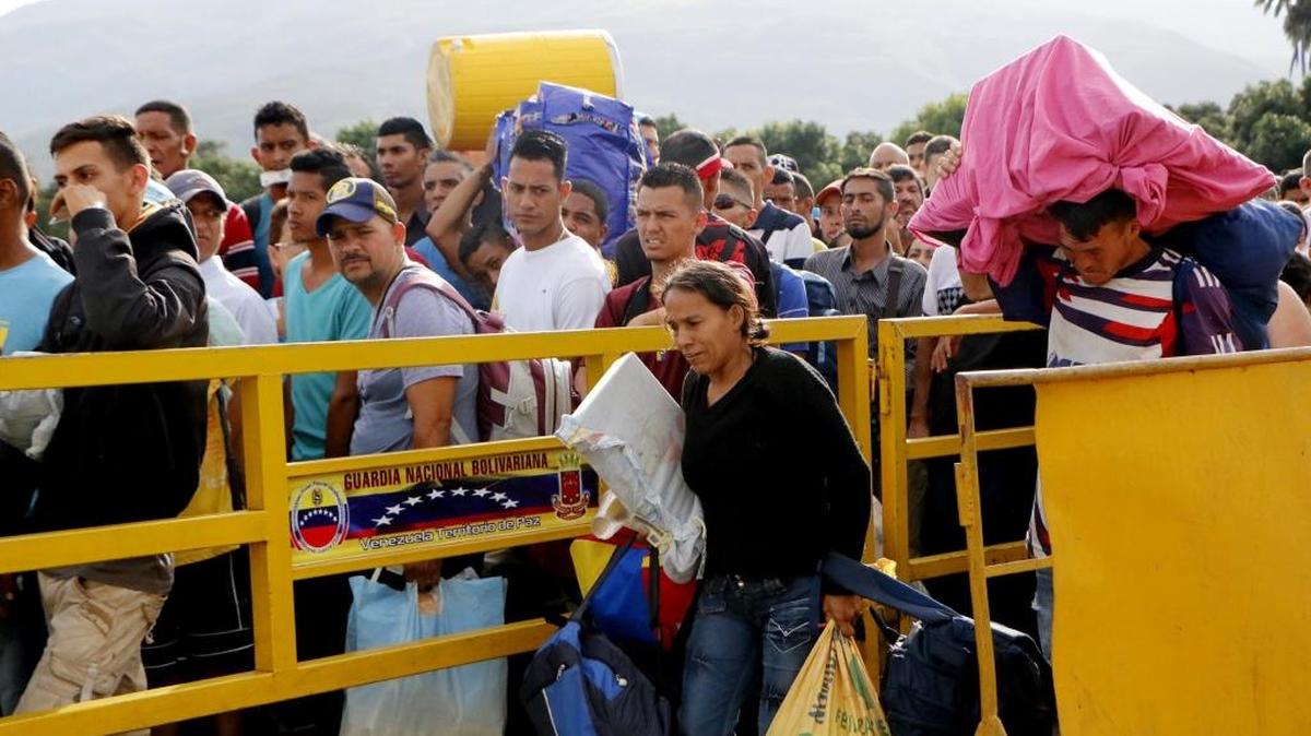 Ciudadanos venezolanos cruzan el puente internacional Simón Bolívar, desde Venezuela hacía Colombia, el jueves 17 de Mayo de 2018, en Cúcuta (Colombia). A tres días de las elecciones presidenciales, una multitud de ciudadanos de ese país cruza por Cúcuta, muchos de ellos con sus enseres a cuestas, en busca de víveres antes del cierre fronterizo programado para este viernes.