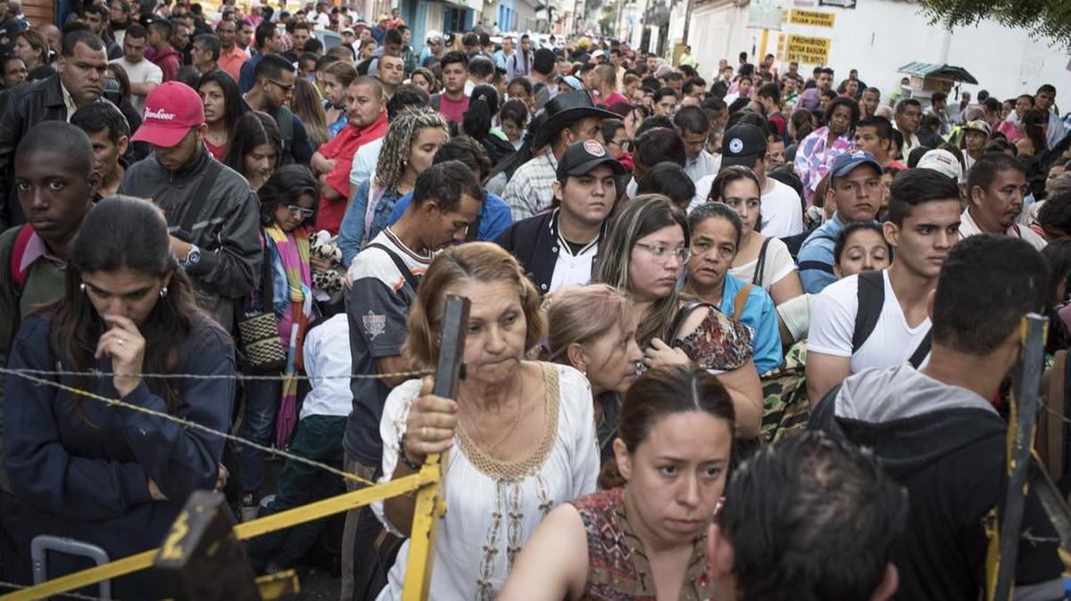La gente espera cruzar la frontera hacia Cucuta, Colombia, desde San Antonio del Táchira, Venezuela, el viernes 16 de diciembre de 2016.