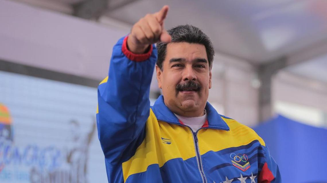 Fotografía cedida por prensa del palacio de Miraflores, que muestra al presidente de Venezuela, Nicolás Maduro, mientras participa en un acto político el sábado 20 de octubre de 2018, en Caracas (Venezuela).