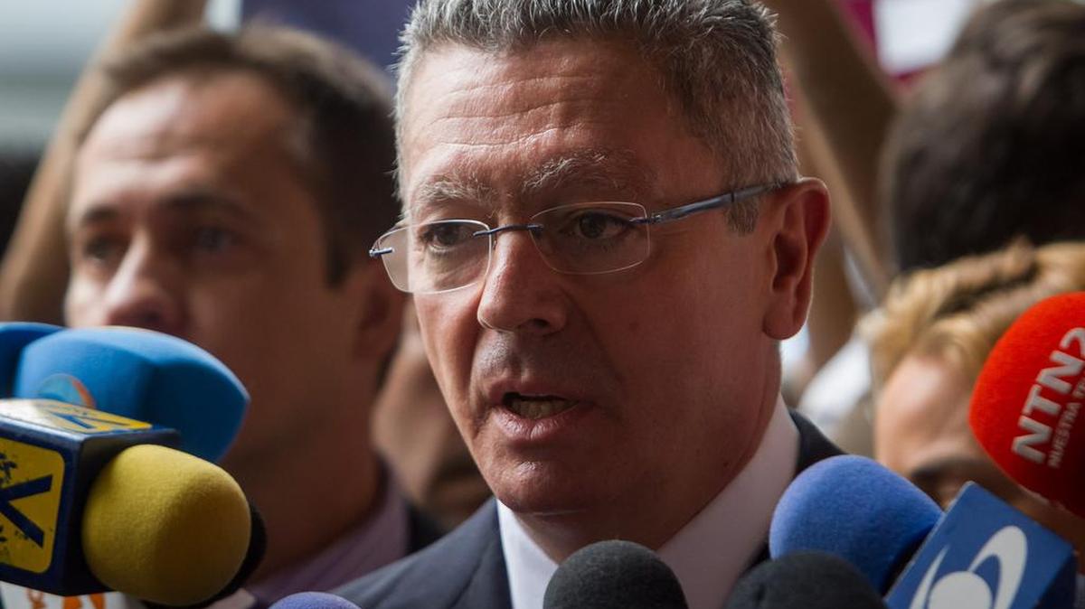 El exministro español de Justicia Alberto Ruiz Gallardón habla con la prensa el 20 de junio de 2016, en la ciudad de Caracas (Venezuela).