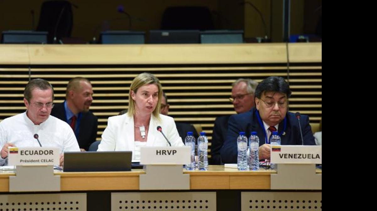 
La alta representante de la Unión Europea para Asuntos Exteriores, Federica Mogherini, el canciller de Ecuador, Ricardo Patiño (izq.), y el vicecanciller de Venezuela para Europa, Calixto Ortega, hablan el martes, en Bruselas.
