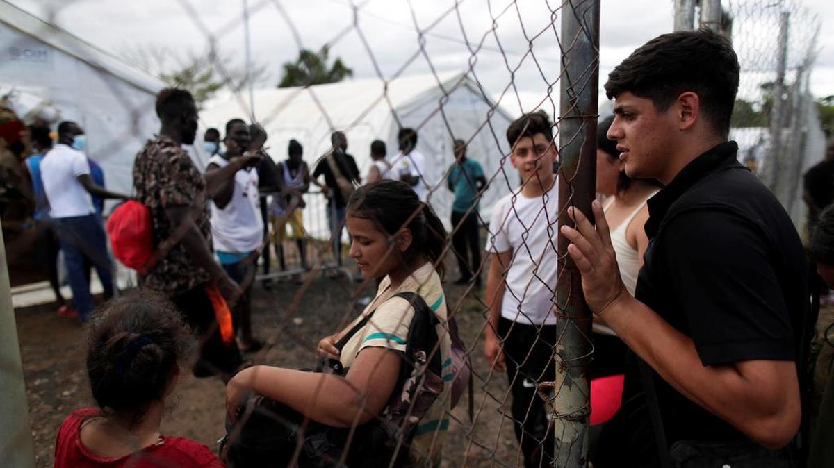 Esta foto de archivo del 23 de diciembre de 2023 muestra a un inmigrante venezolano de 23 años inscribiéndose en el refugio de San Vicente, en Darién, Panamá.