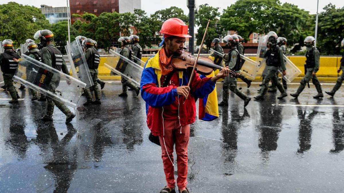 Foto tomada el 24 de mayo de 2017 del activista de oposición y violinista Wuilly Arteaga durante una protesta contra el presidente Nicolás Maduro en Caracas.
