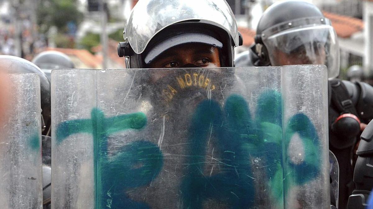 Los miembros de la Guardia Nacional se enfrentan a los manifestantes de la oposición durante una marcha contra el presidente Nicolás Maduro, en San Cristóbal el 26 de abril de 2017.