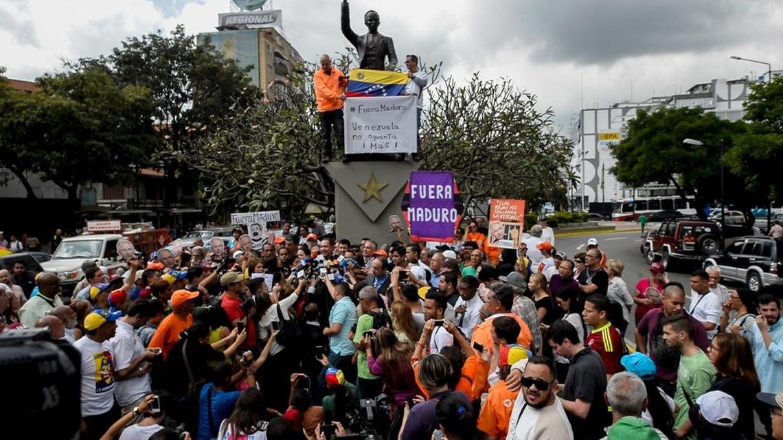 Personas protestan contra el gobierno de Nicolás Maduro en las calles de Caracas este 20 de diciembre de 2016.