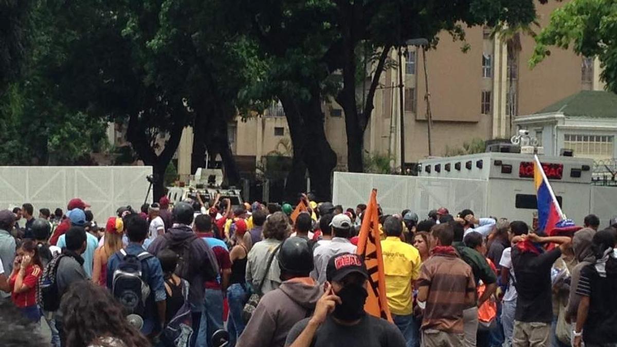 Una barricada policial bloquea una calle en el sector El Paraíso, al oeste de Caracas, el lunes 8 de mayo.