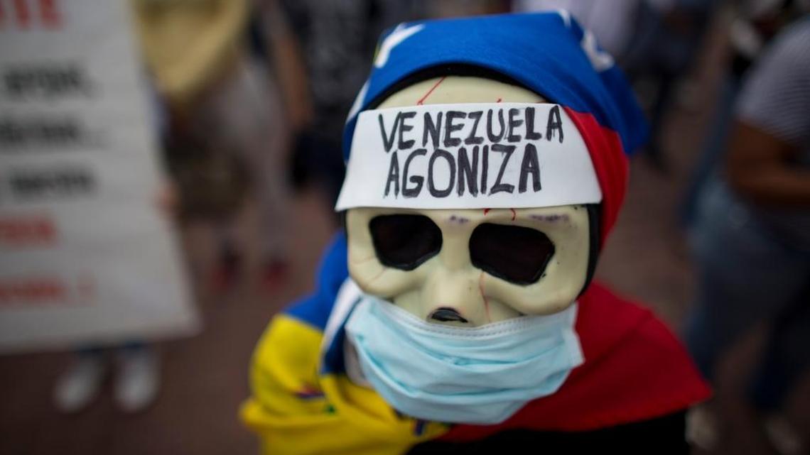 Una mujer con una máscara durante una protesta por la crisis en el sistema de salud en Caracas el 8 de febrero del 2018.