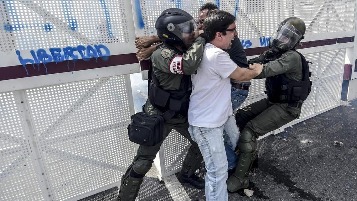 Un activista de la oposición venezolana es detenido por miembros de la Guardia Nacional durante una protesta contra el gobierno del presidente Nicolás Maduro el 6 de abril de 2017 en Caracas.