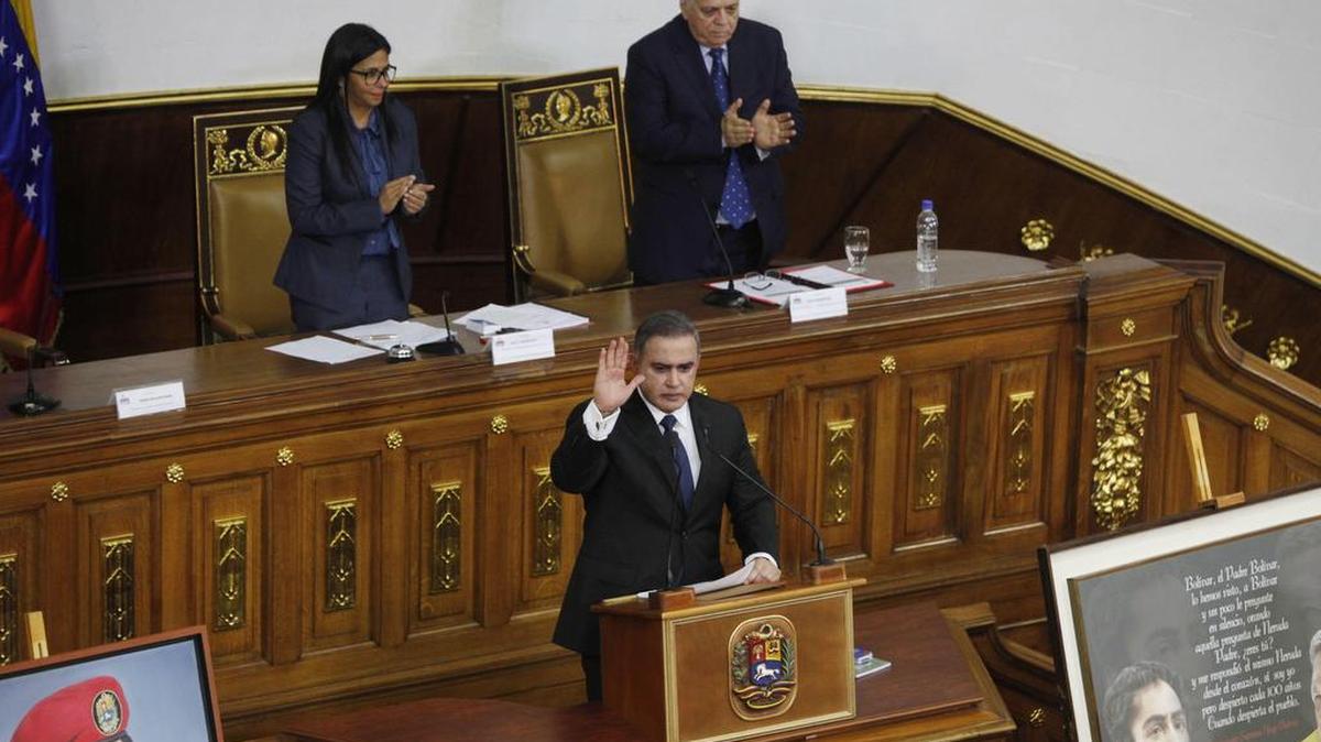 Fotografía cedida por la Agencia Venezolana de Noticia (AVN), del fiscal general de Venezuela, Tarek William Saab, quien participa en una sesión de la Asamblea Nacional Constituyente el jueves 17 de agosto de 2017, en Caracas (Venezuela).