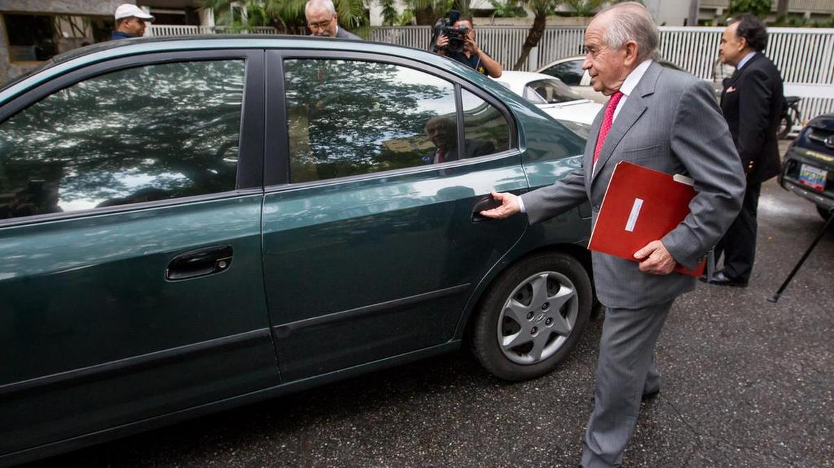 
El senador chileno Andrés Zaldívar asiste a la residencia del alcalde mayor de Caracas, Antonio Ledezma, el viernes 9 de octubre de 2015, en Caracas (Venezuela). El Servicio Bolivariano de Inteligencia Nacional (Sebin) impidió que Zaldívar se reuniera con Ledezma. 
