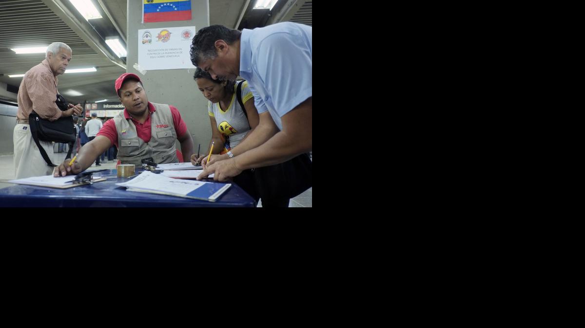 
Personas firman el lunes documentos en Caracas para expresar su apoyo al gobierno de Venezuela, después de que Estados Unidos impuso sanciones a funcionarios del país andino involucrados en violaciones a los derechos humanos de los venezolanos. 
