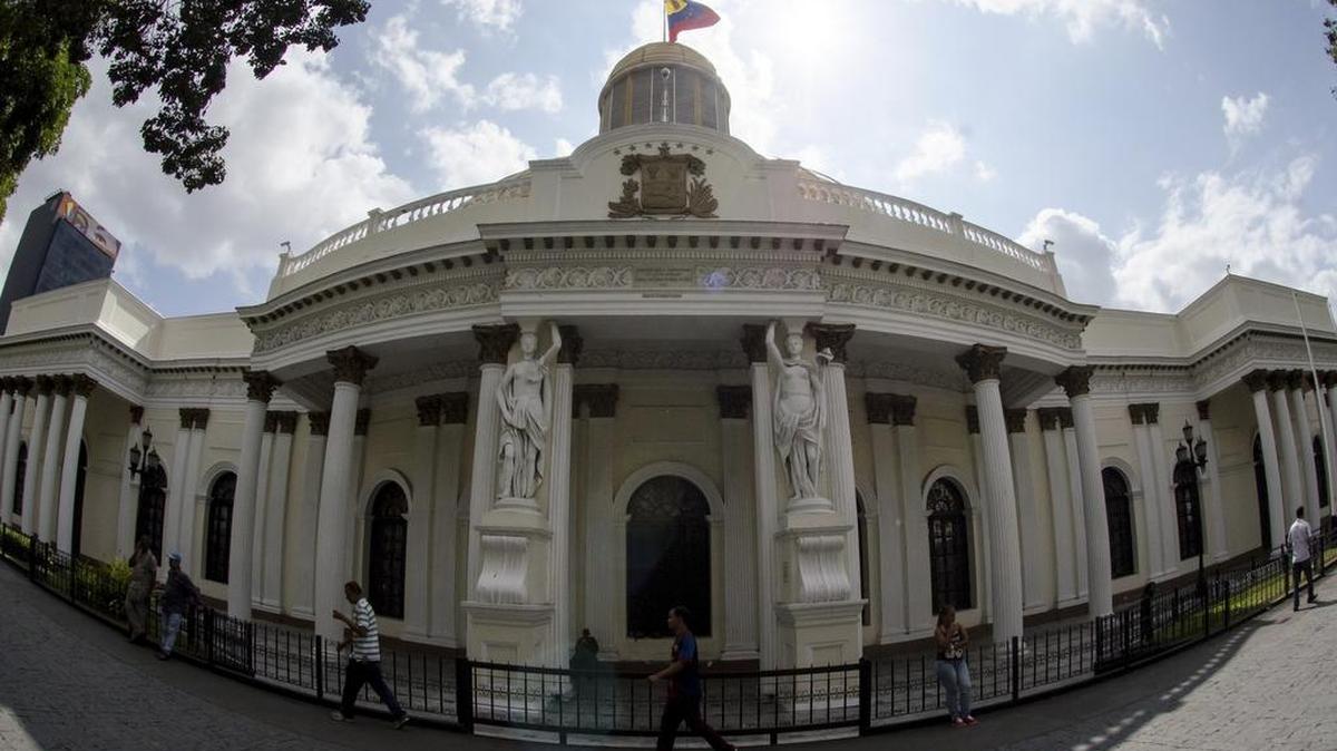 Vista general del edificio de la Asamblea Nacional de Venezuela el lunes 4 de enero de 2016, en Caracas (Venezuela). La tensión prosigue en Venezuela a un día instalarse la mayoría parlamentaria opositora de 112 diputados, pese a que el Supremo ordenó suspender a tres de ellos.