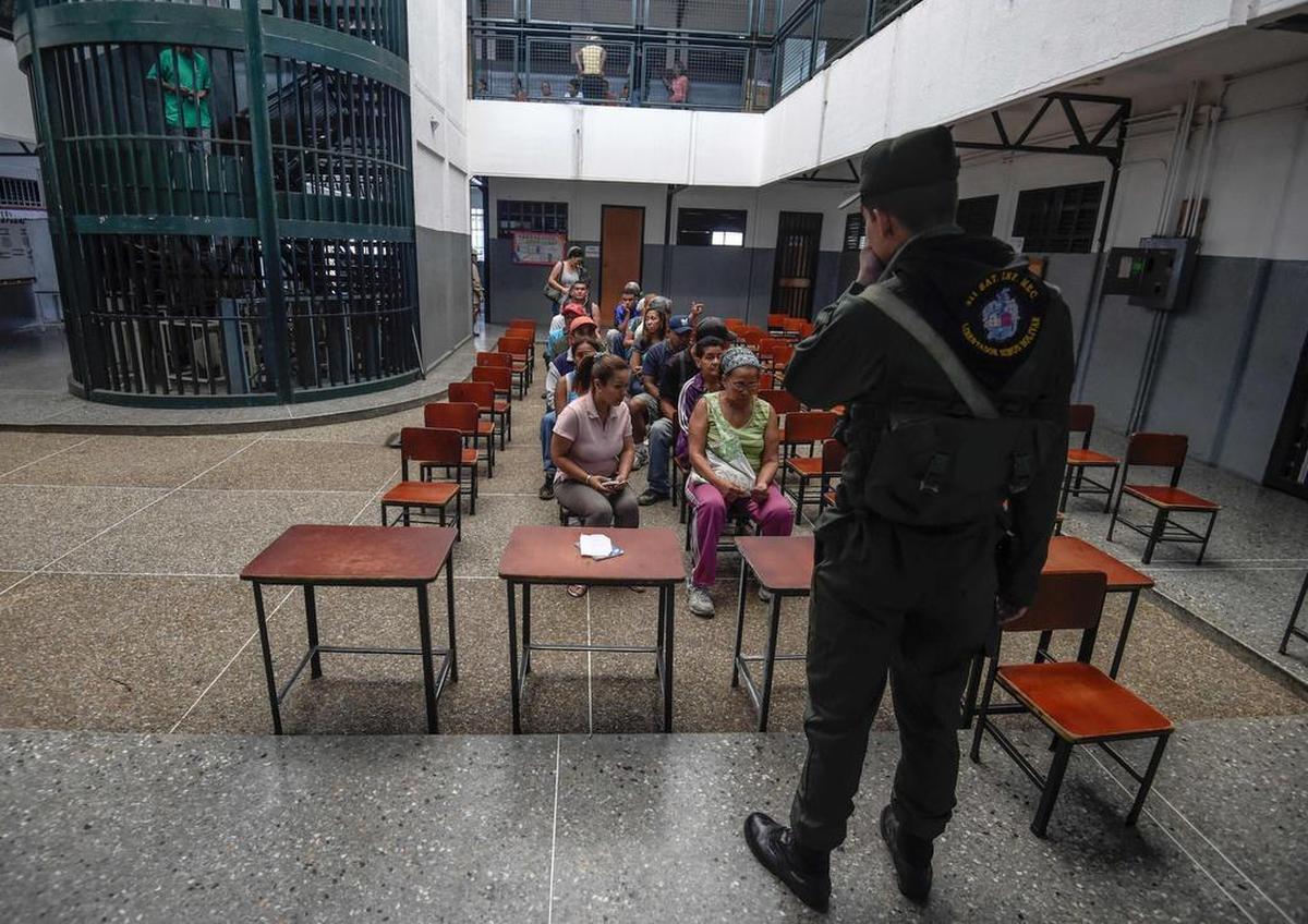 Personas esperan para votar en la Asamblea Constituyente en Caracas el 30 de julio de 2017.