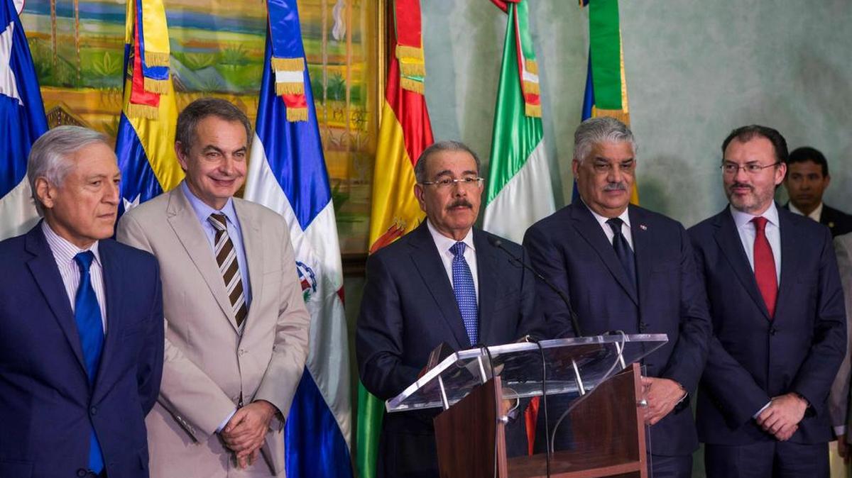 El canciller chileno Heraldo Muñoz, el ex primer ministro español José Luis Rodríguez Zapatero, el presidente dominicano Danilo Medina y el canciller Miguel Vargas, el canciller mexicano Luis Videgaray hablan con los medios después de asistir a una reunión entre el gobierno venezolano y la coalición opositora en Santo Domingo República Dominicana, 1 de diciembre de 2017.