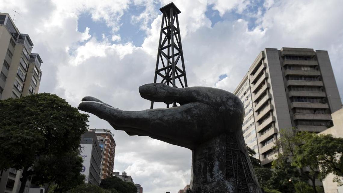 Una escultura afuera de las oficinas centrales de PDVSA en Caracas.