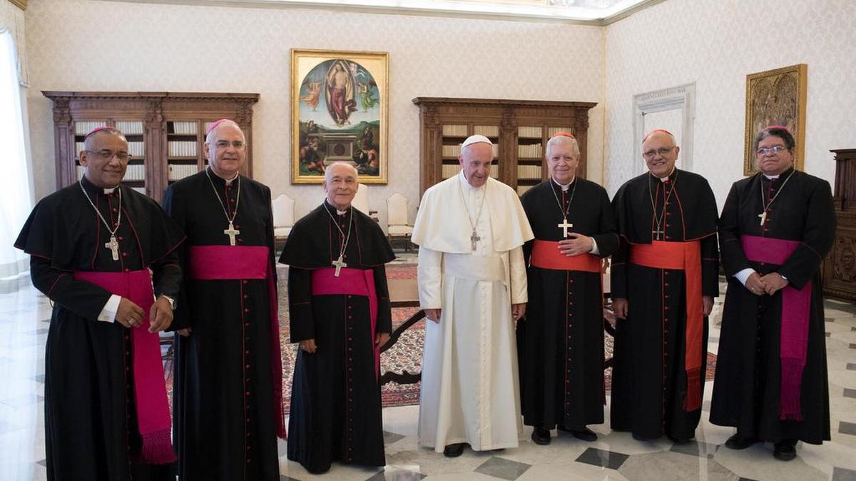 Fotografía facilitada por L’Osservatore Romano, del papa Francisco (c), junto con los seis obispos miembros de la Dirección de la Conferencia Episcopal de Venezuela (CEV), tras la reunión que han mantenido para informarle sobre la situación del país, celebrada este jueves en el palacio pontificio.