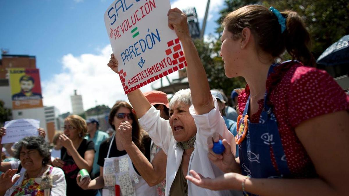 Manifestantes exigen en Caracas una mayor atención del gobierno a la crisis de salud en el país el 8 de febrero del 2018.