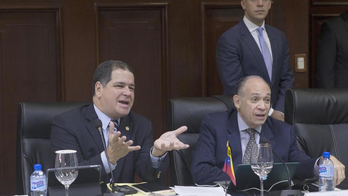 Los representantes de la oposición venezolana Luis Florido (i) y Gustavo Velásquez participan en una reunión el sábado 2 de diciembre de 2017, en Santo Domingo (República Dominicana).