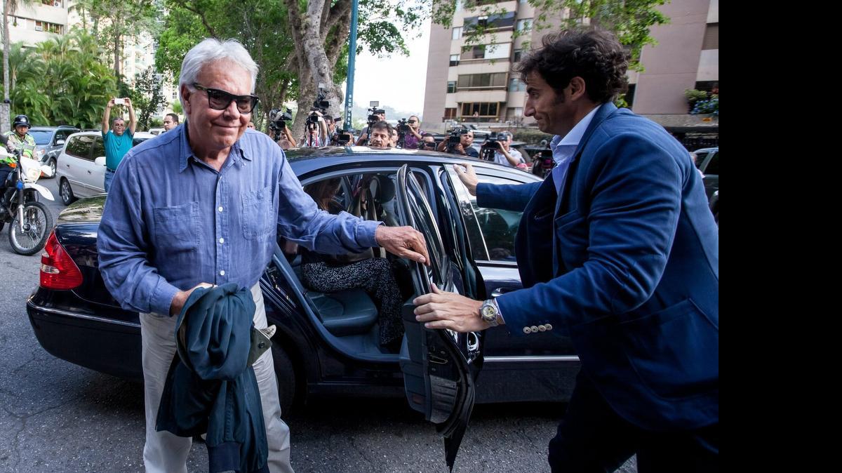 
El ex presidente español Felipe Gonzalez (i) llega a la residencia del alcalde mayor de Caracas Antonio Ledezma el  domingo 7 de junio de 2015, en Caracas (Venezuela).