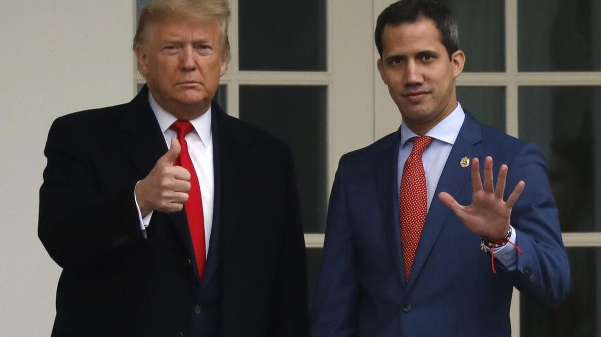 El entonces presidente de Estados Unidos, Donald Trump, da la bienvenida al presidente interino de Venezuela, Juan Guaidó, antes de su reunión en la Oficina Oval de la Casa Blanca, el 5 de febrero del 2020.
