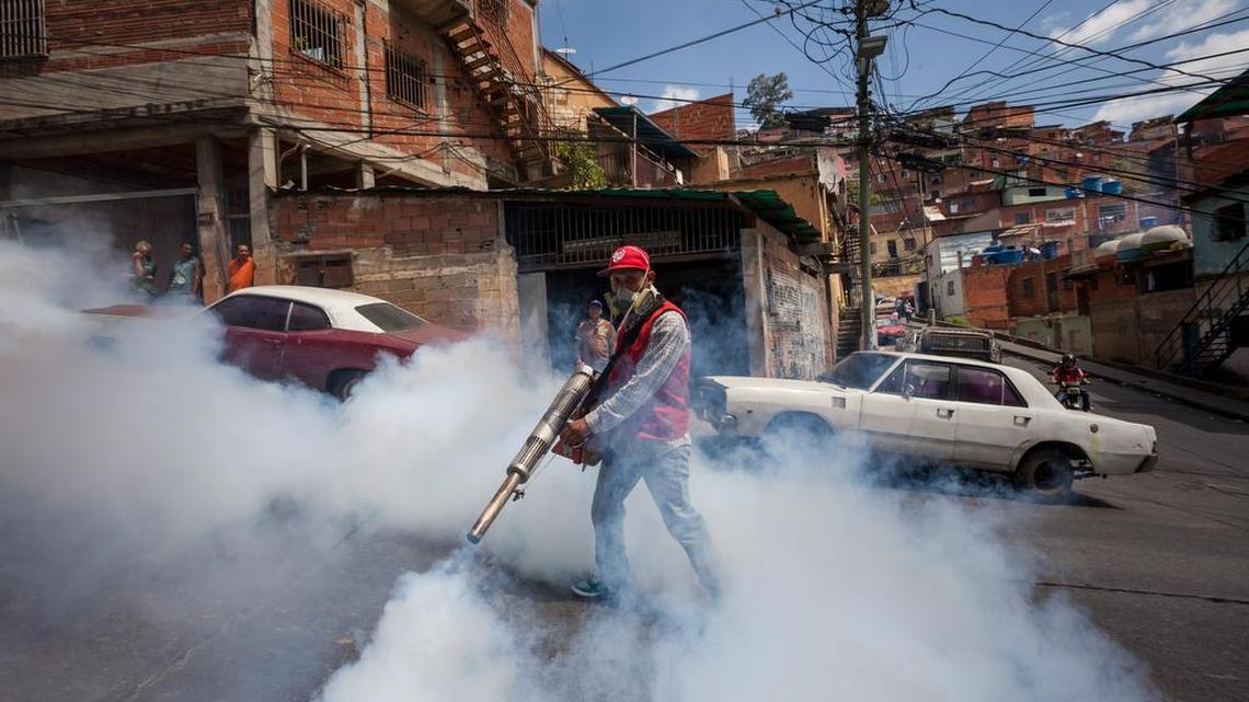 Trabajadores especialistas de la Dirección General de Salud Ambiental del Ministerio de Salud en conjunto con trabajadores del Gobierno del Distrito Capital y de la Alcaldía del Municipio Libertador participan en una jornada de fumigación contra mosquitos en una barrio de Caracas (Venezuela) este jueves 28 de enero de 2016, en la ciudad de Caracas (Venezuela).