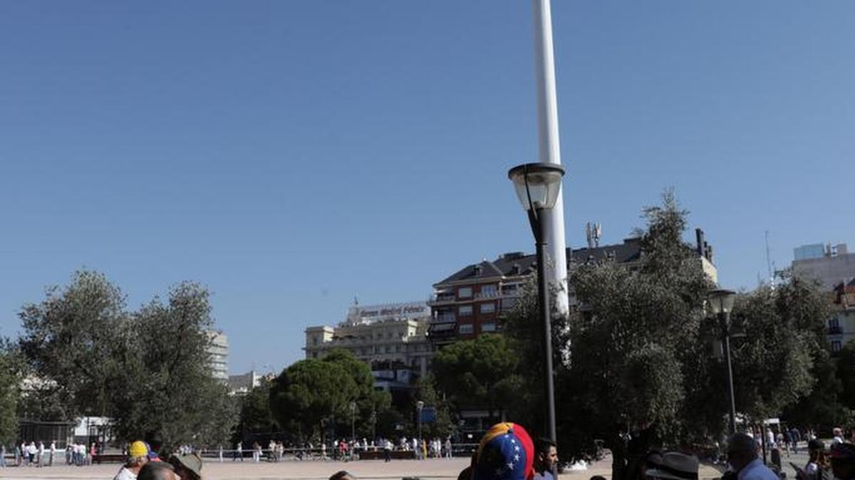 Venezolanos residentes en Madrid acuden a la plaza de Colón donde se ha instalado uno de los puntos de votación para la consulta popular convocada por la Asamblea Nacional venezolana.