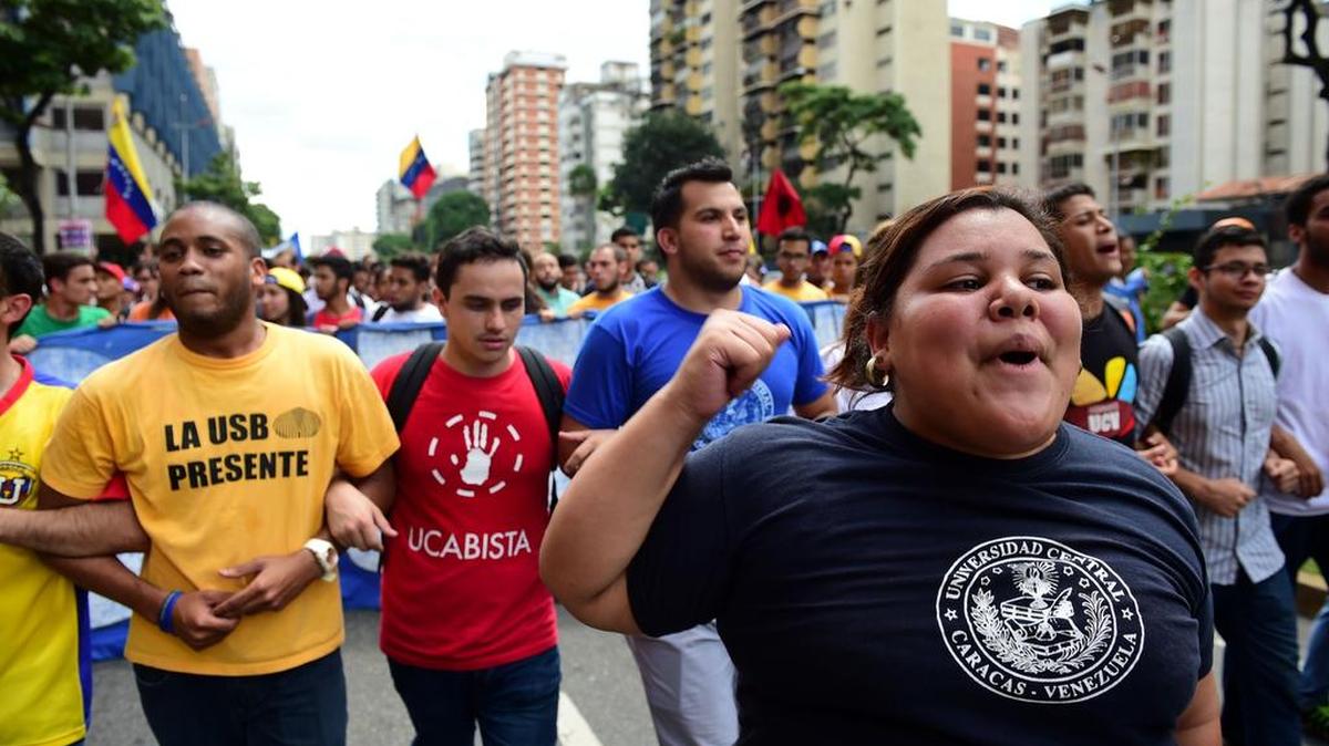 Los jóvenes opositores exigen que los estudiantes detenidos por la autoridades por distintas razones pero considerados “presos políticos” o víctimas de “la represión” sean incluidos en la lista de liberaciones exigidas por la MUD en el diálogo.