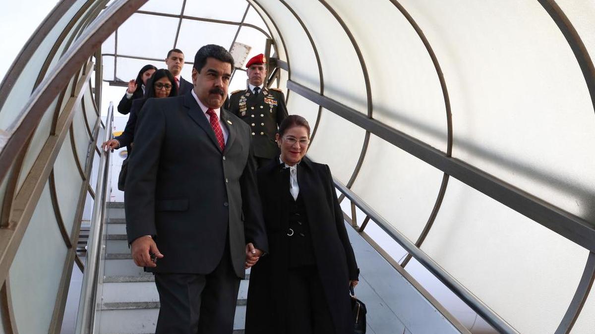 El presidente de Venezuela, Nicolás Maduro (i), y la primera dama, Cilia Flores (d), a su llegada el lunes 24 de octubre de 2016, a la ciudad de Roma.