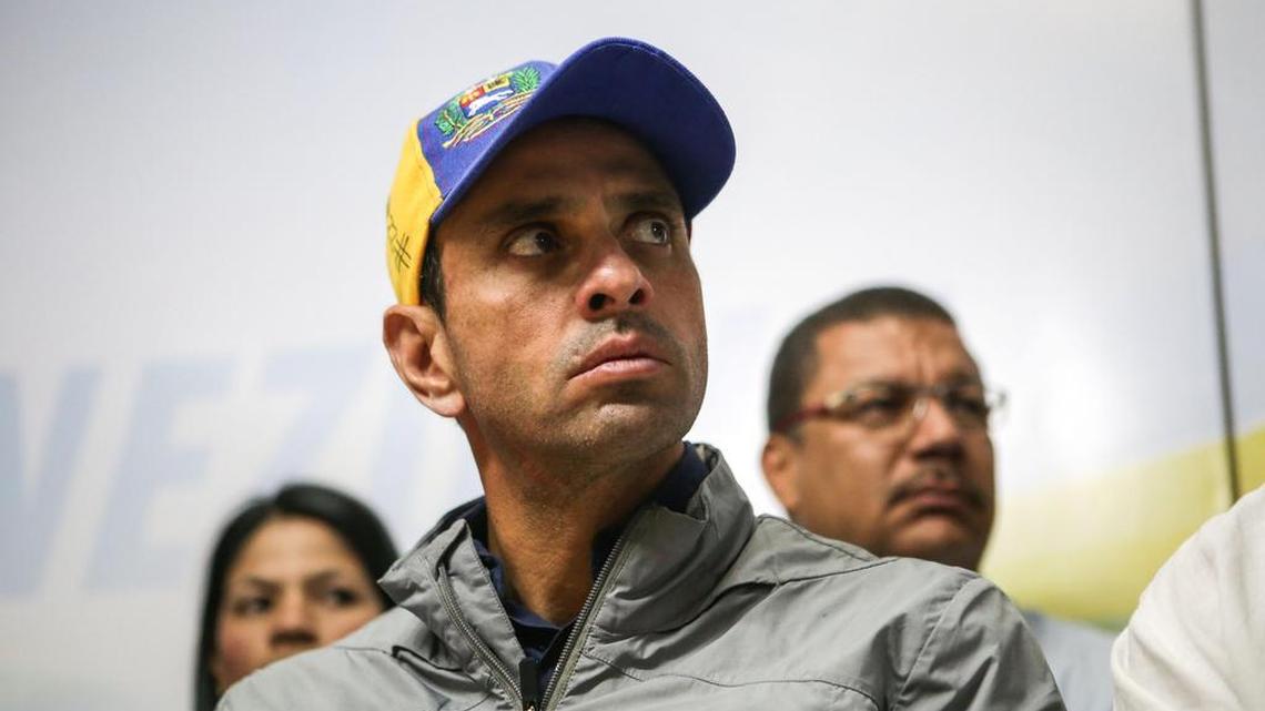 El gobernador del estado Miranda, Henrique Capriles asiste a la rueda de prensa del gobernador indígena del estado Amazonas, Liborio Guarulla, el 9 de mayo de 2017 en Caracas, Venezuela.