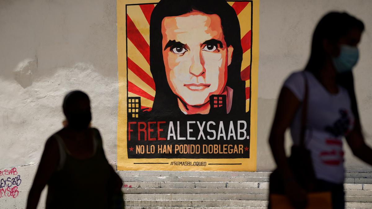 Un afiche del empresario colombiano y enviado especial venezolano Alex Saab, en Caracas, Venezuela, el 9 de septiembre de 2021. (Foto AP/Ariana Cubillos)