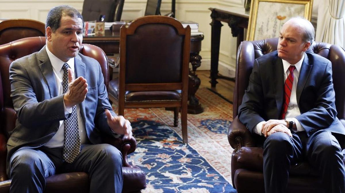 El diputado de Voluntad Popular y presidente de la Comisión de Política Exterior del Parlamento venezolano, Luis Florido (izq.), y el presidente del Senado de Chile, Ignacio Walker se reúnen el lunes en la capital chilena.