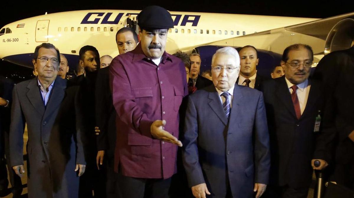 El presidente de Venezuela Nicolás Maduro (centro) es recibido por Abdelkader Bensalah, el presidente argelino del Consejo de las Naciones, en Argel, Argelia, el lunes 11 de septiembre de 2017.