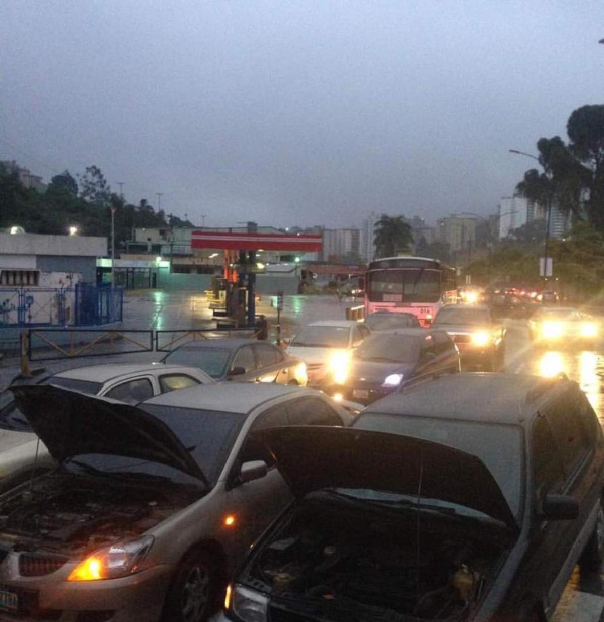 Residentes trancaron el tránsito en San Antonio, sector adyacente a la capital venezolana, desde la madrugada.