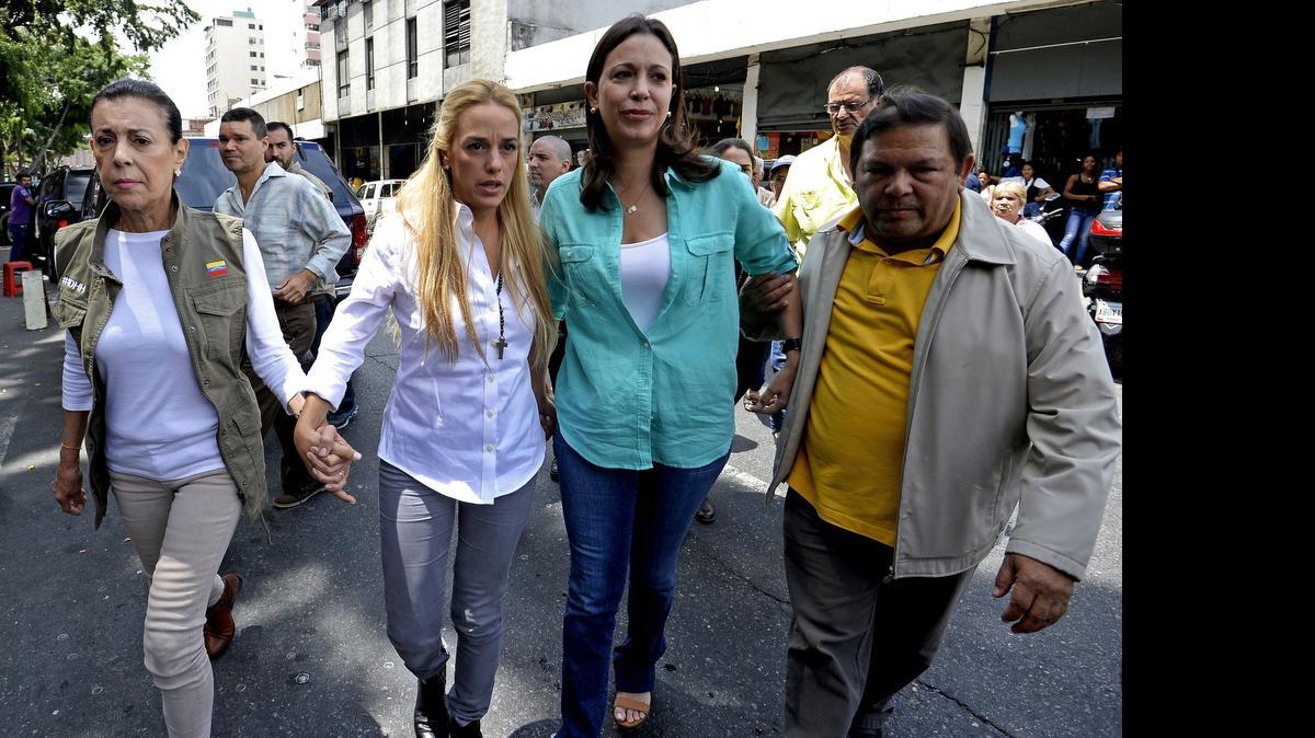 
De izq. a der., Antonieta Mendoza, madre del líder opositor preso Leopoldo López, su esposa, Lilian Tintori, la líder opositora María Corina Machado, y el político de oposición Andrés Velasquez se acercan al juzgado en donde estaba pautada la audiencia de Leopoldo López, el lunes 1 de junio en Caracas.
