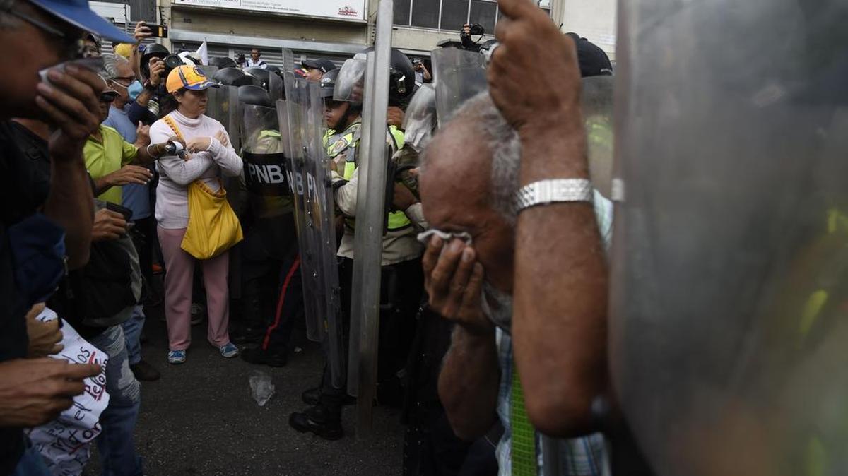 Activistas de la oposición enfrentan a la policía antidisturbios durante una protesta contra el gobierno en Caracas el 12 de mayo de 2017.